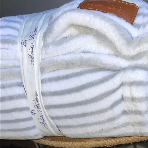 Brooks Brothers Luxe Plush King Blanket in White and Light Gray Stripes - Picture 10 of 13